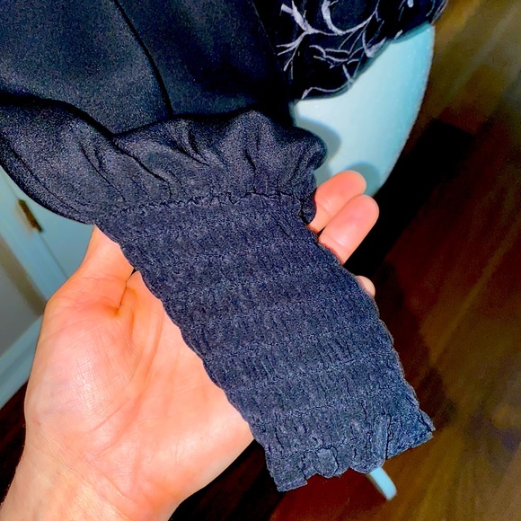 🖤🫶🏻 Black Embroidered blouse. Size extra small in women’s. - Picture 4 of 6